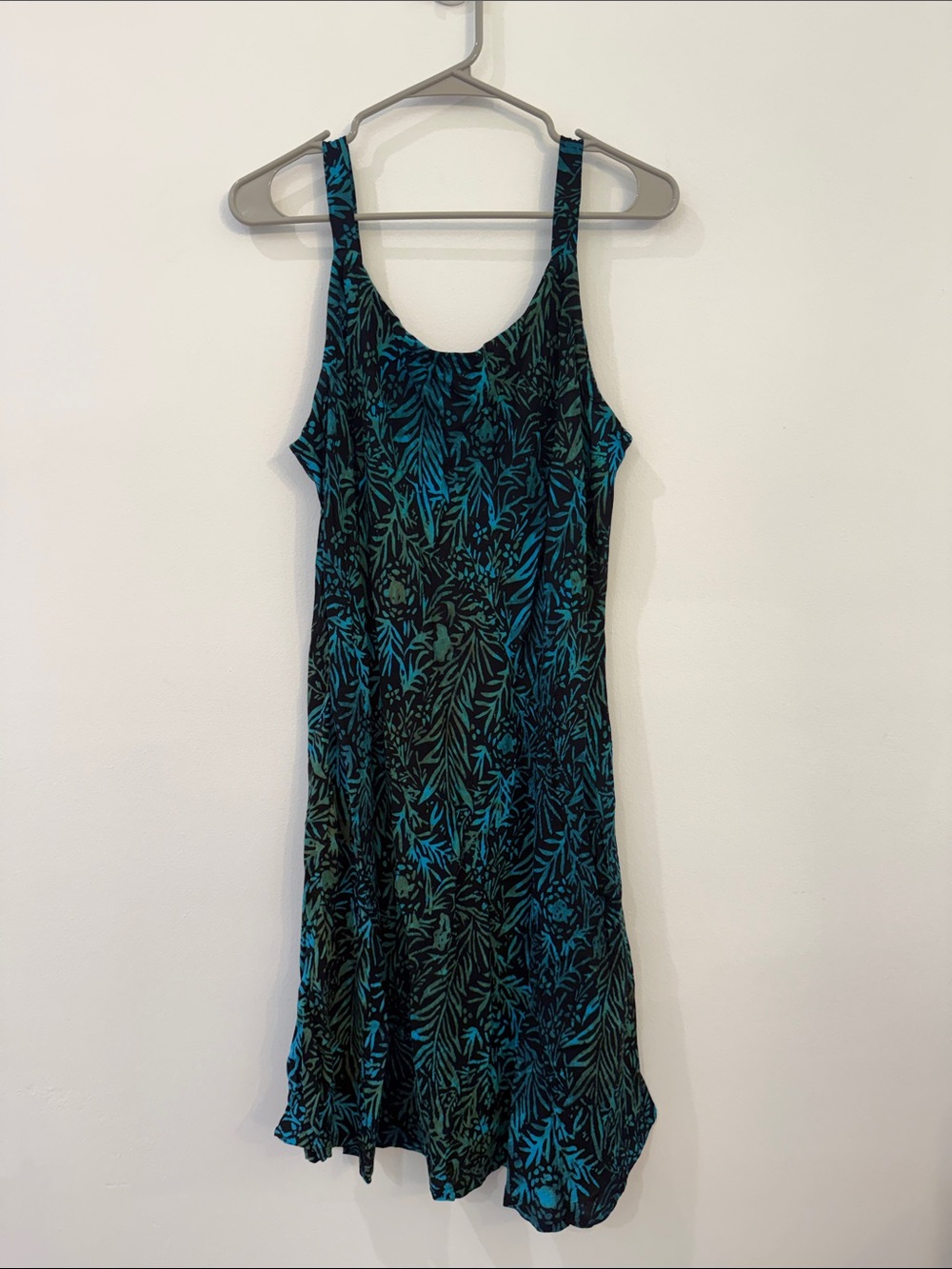 Sleeveless Leaf-Print Midi Dress in Teal & Black